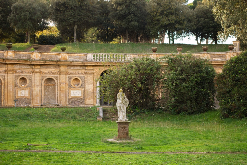 Una estatua en medio de un exuberante parque verde