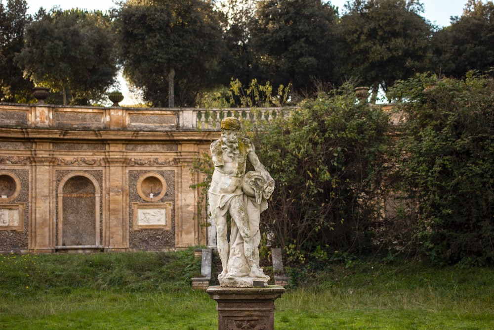 Una estatua de una mujer sosteniendo a un niño