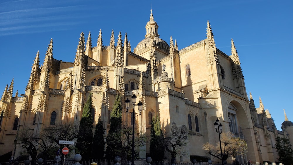 a very tall building with many spires on top of it