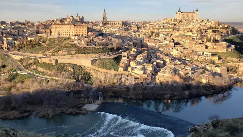 ein Fluss, der neben einer Brücke durch eine Stadt fließt