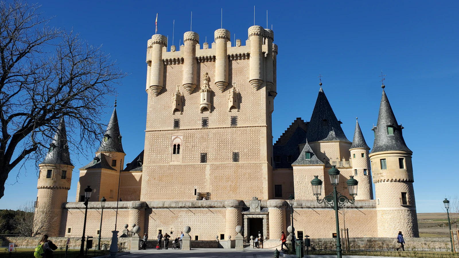 Château à tourelles perché sur un rocher (Alcázar de Ségovie, image d'illustration)