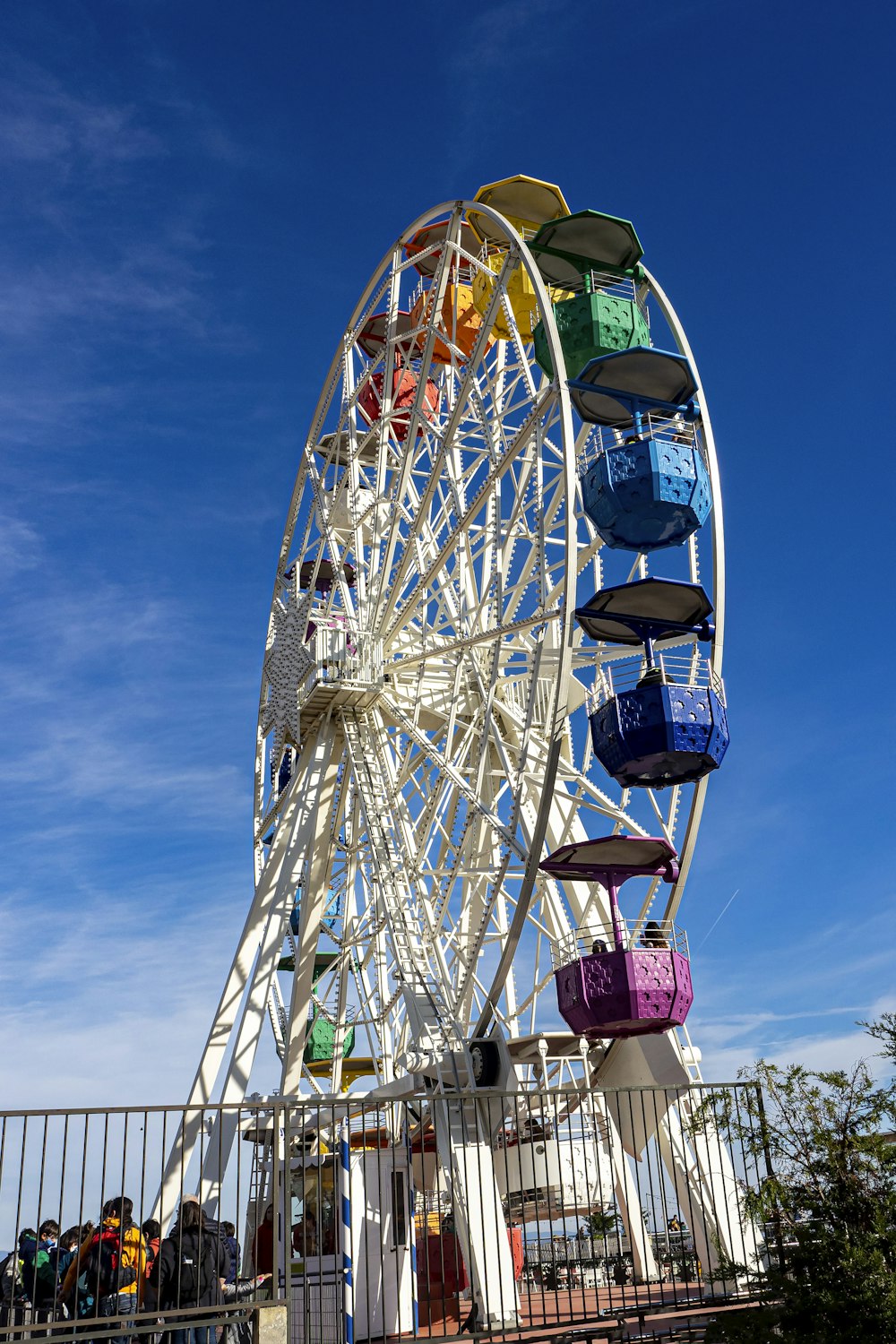 ein Riesenrad mit vielen bunten Taschen drauf