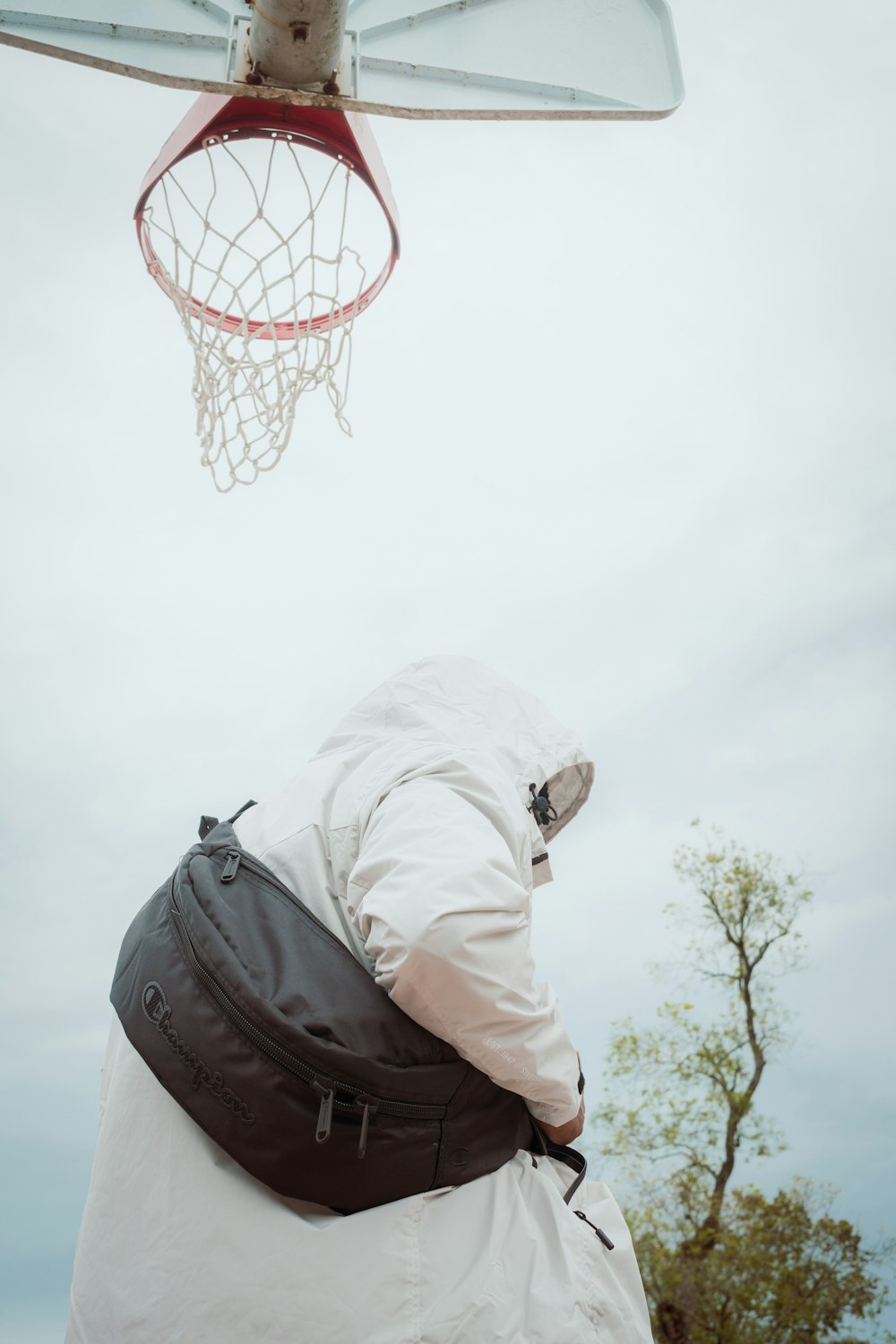 Eine Person in einem weißen Anzug spielt Basketball