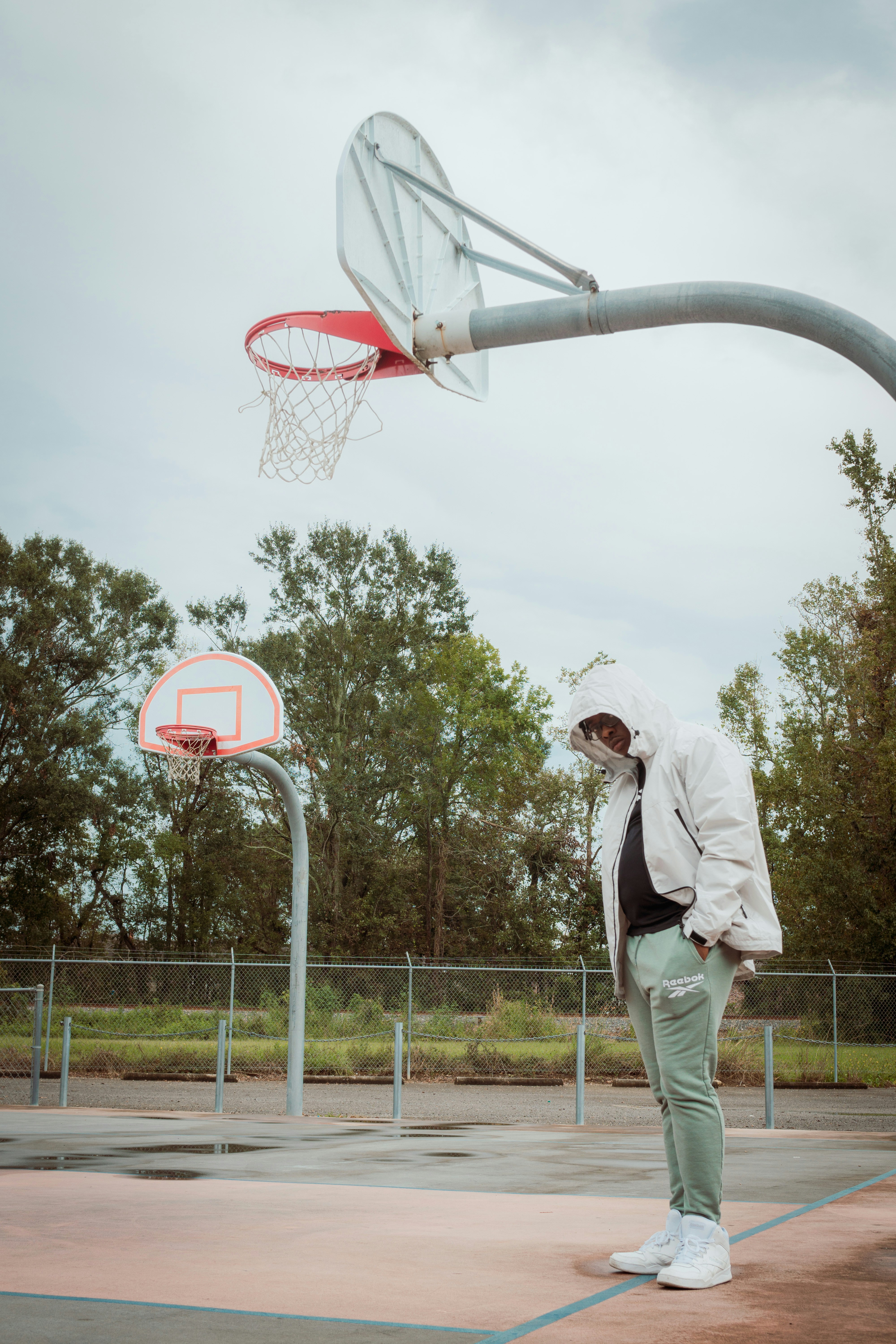 Human faces speak to us in a way that language cannot. Everyone recognize a smile, a frown, tears. Unsplash has the finest selection of people images on the web: high-def and curated for quality. Family, friends, men, women, Unsplash has photos for all.