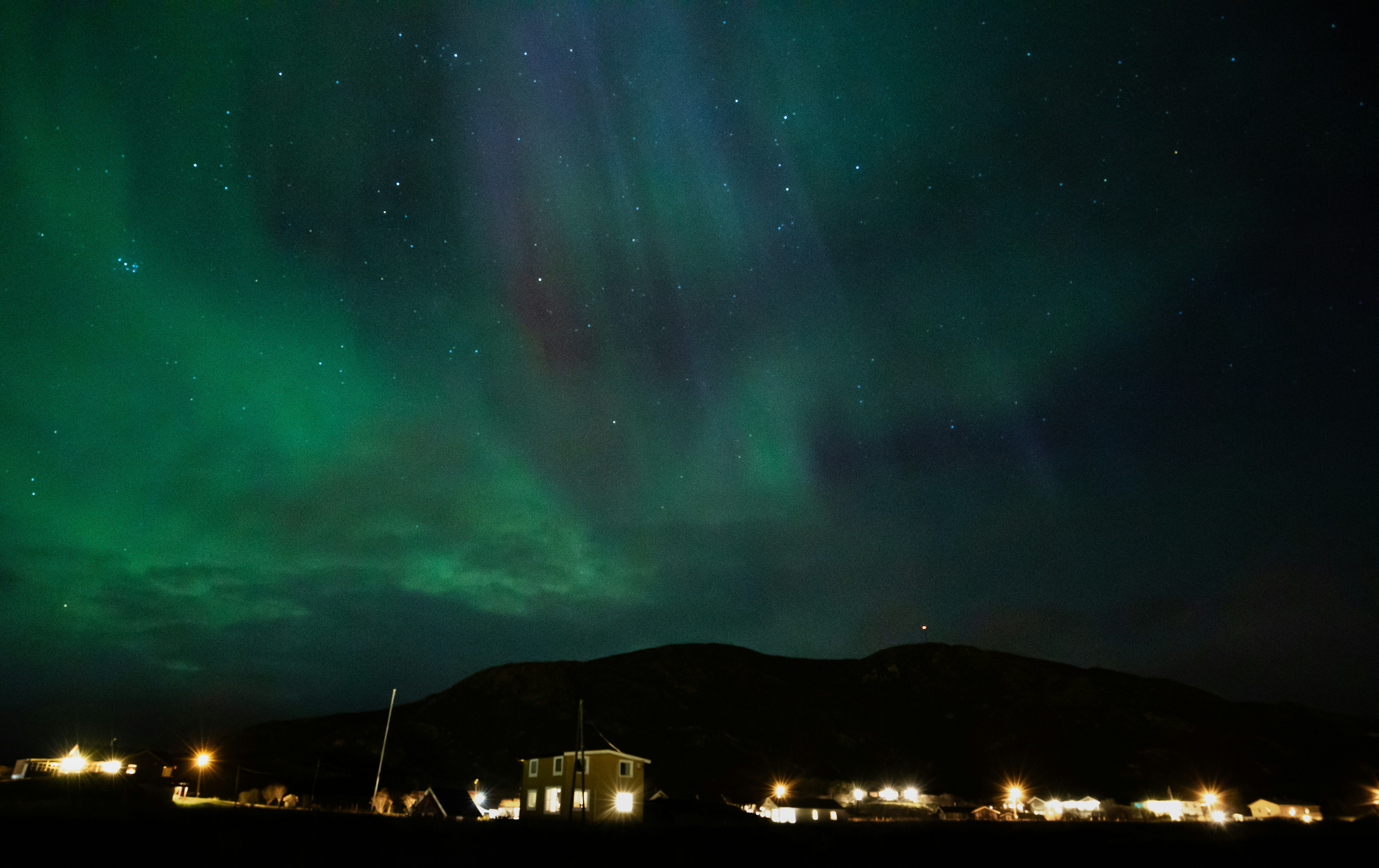 Un foro di aurora verde e viola è nel cielo
