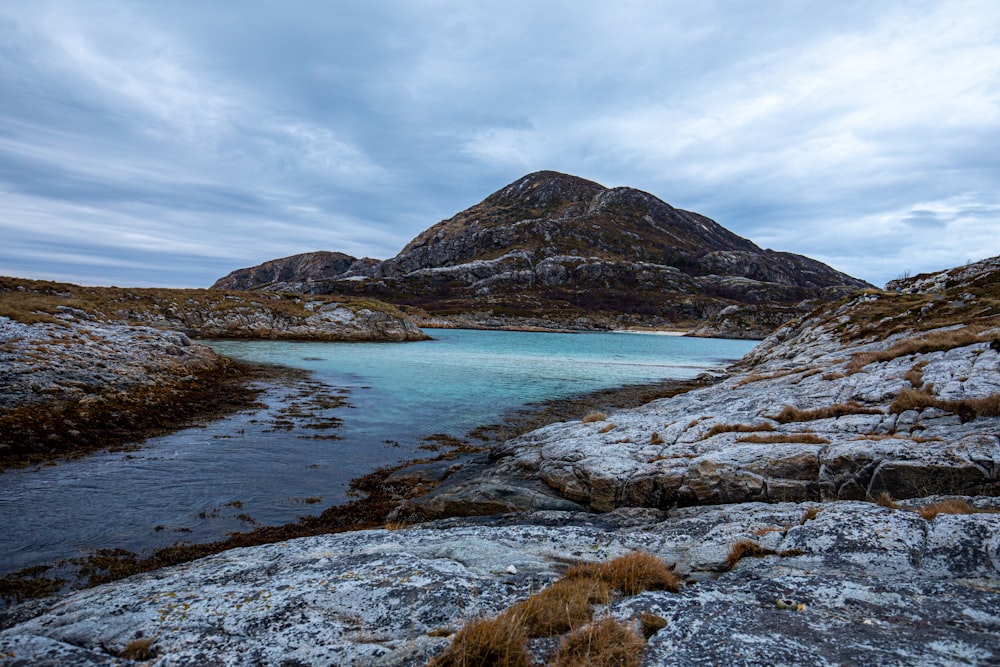 uno specchio d'acqua circondato da terreni rocciosi