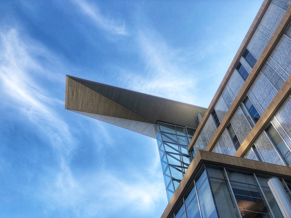 Un edificio alto con uno sfondo del cielo