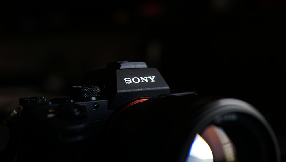 Une caméra Sony avec un objectif attaché