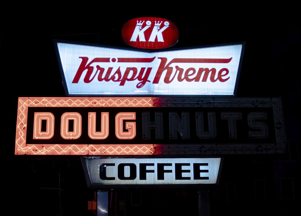 Eine Leuchtreklame für Krispy Kreme Donuts und Kaffee