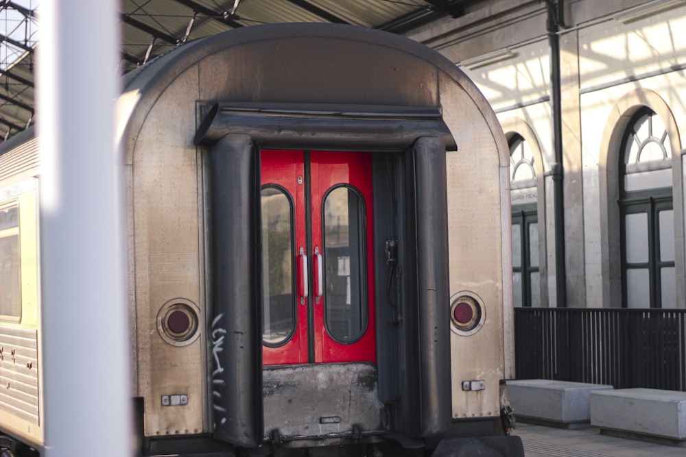 駅の赤いドアの電車