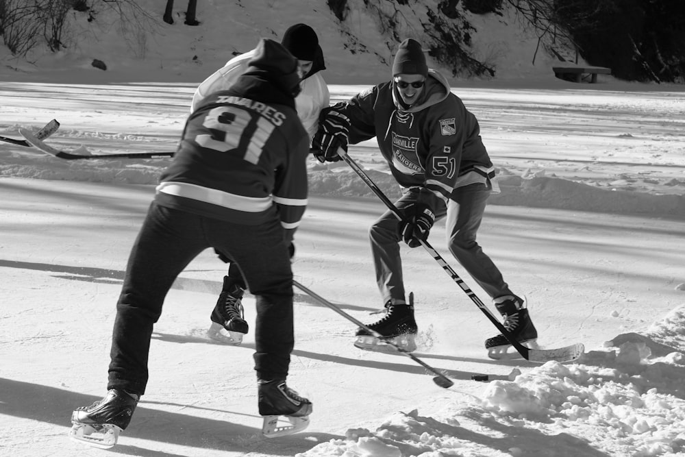 Un paio di uomini che cavalcano gli sci sul terreno innevato