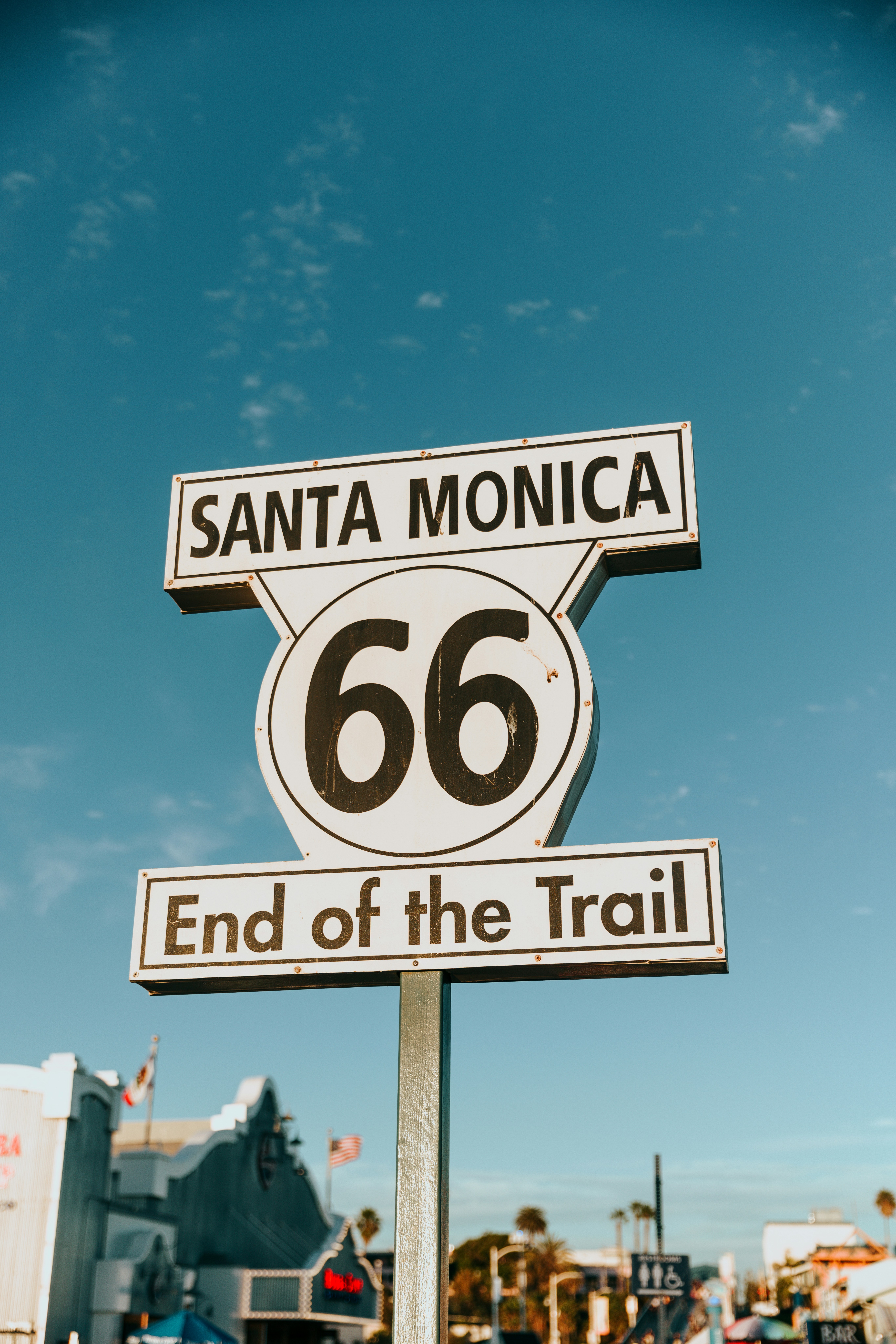 サンタモニカ66トレイルの終わりと書かれた道路標識の写真 – Unsplash