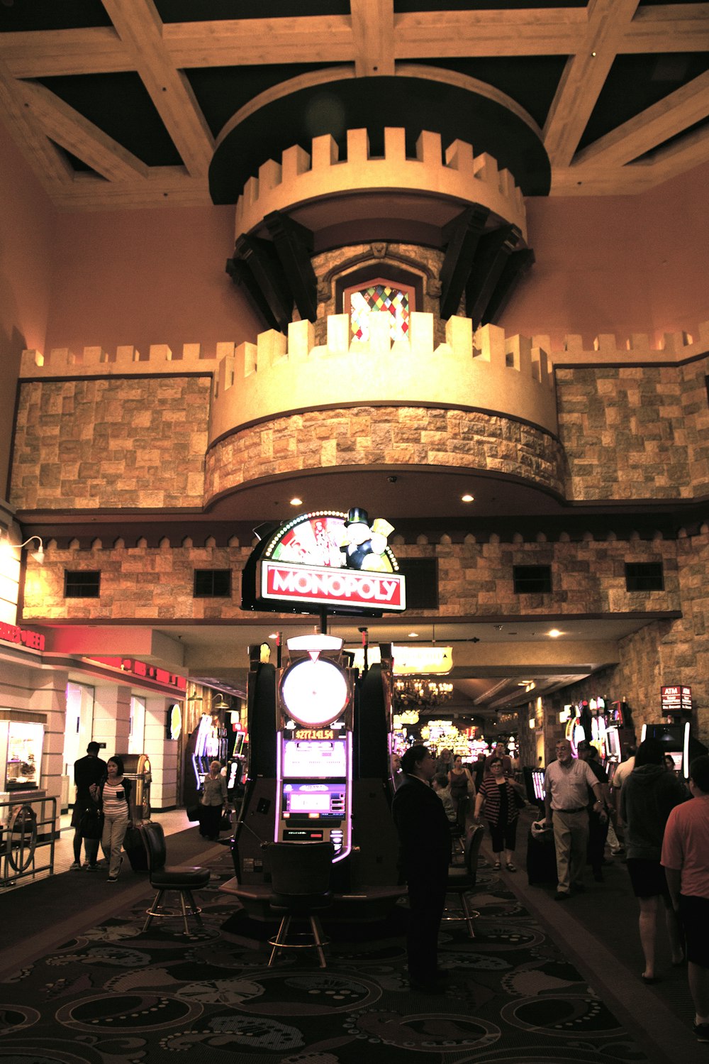 um grupo de pessoas em pé em torno de um casino