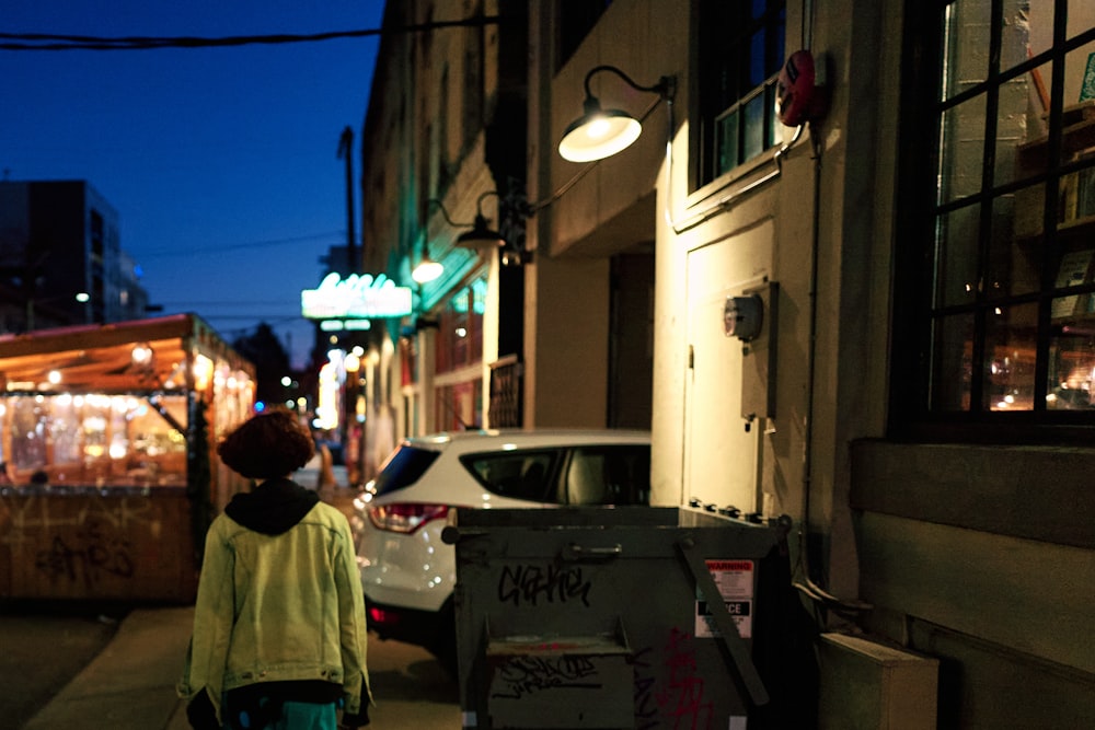Una donna che cammina lungo una strada di notte