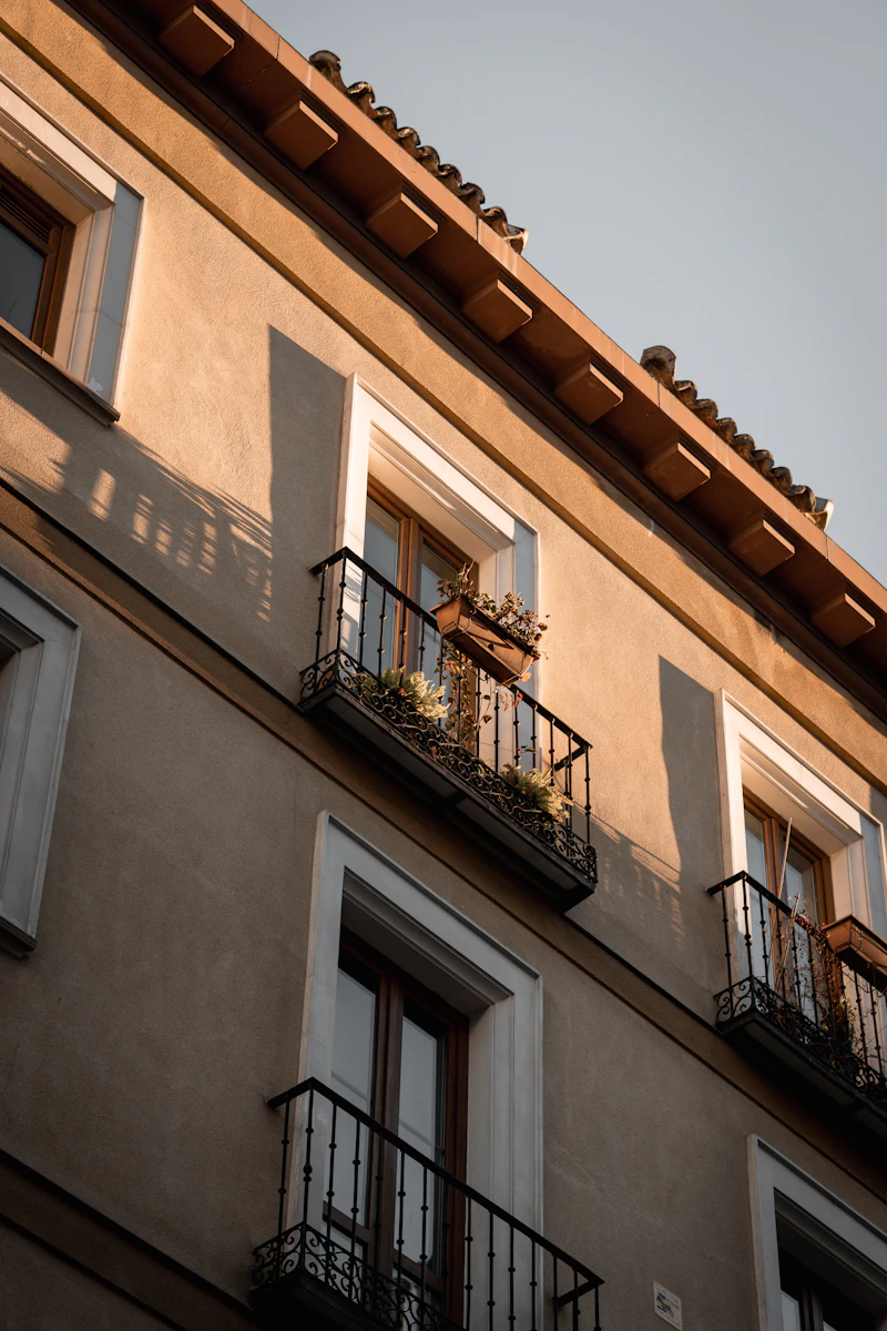 Fachada de edificio residencial rehabilitada con balcones