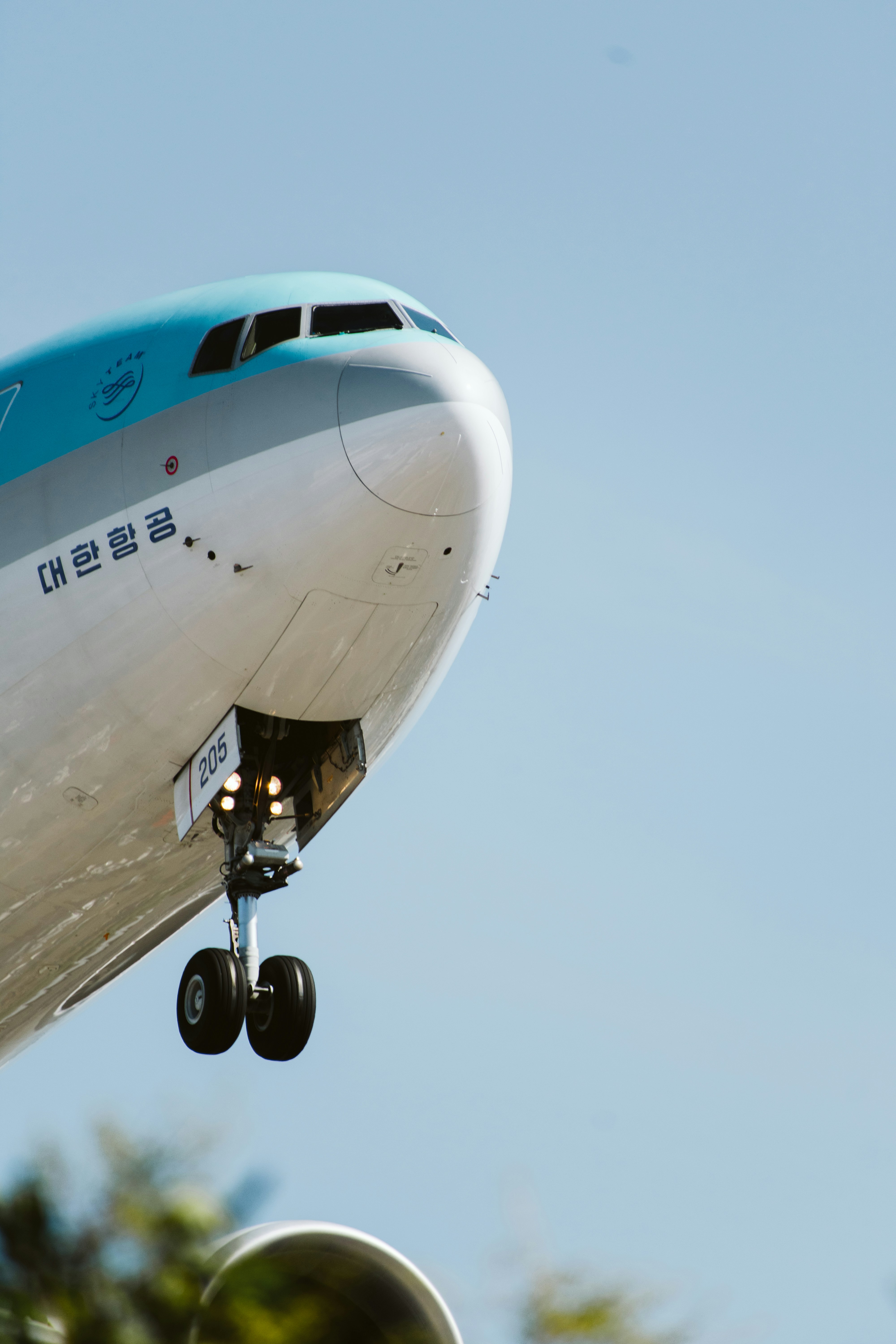 Un aeroplano blu e bianco vola nel cielo foto Veicolo Immagine