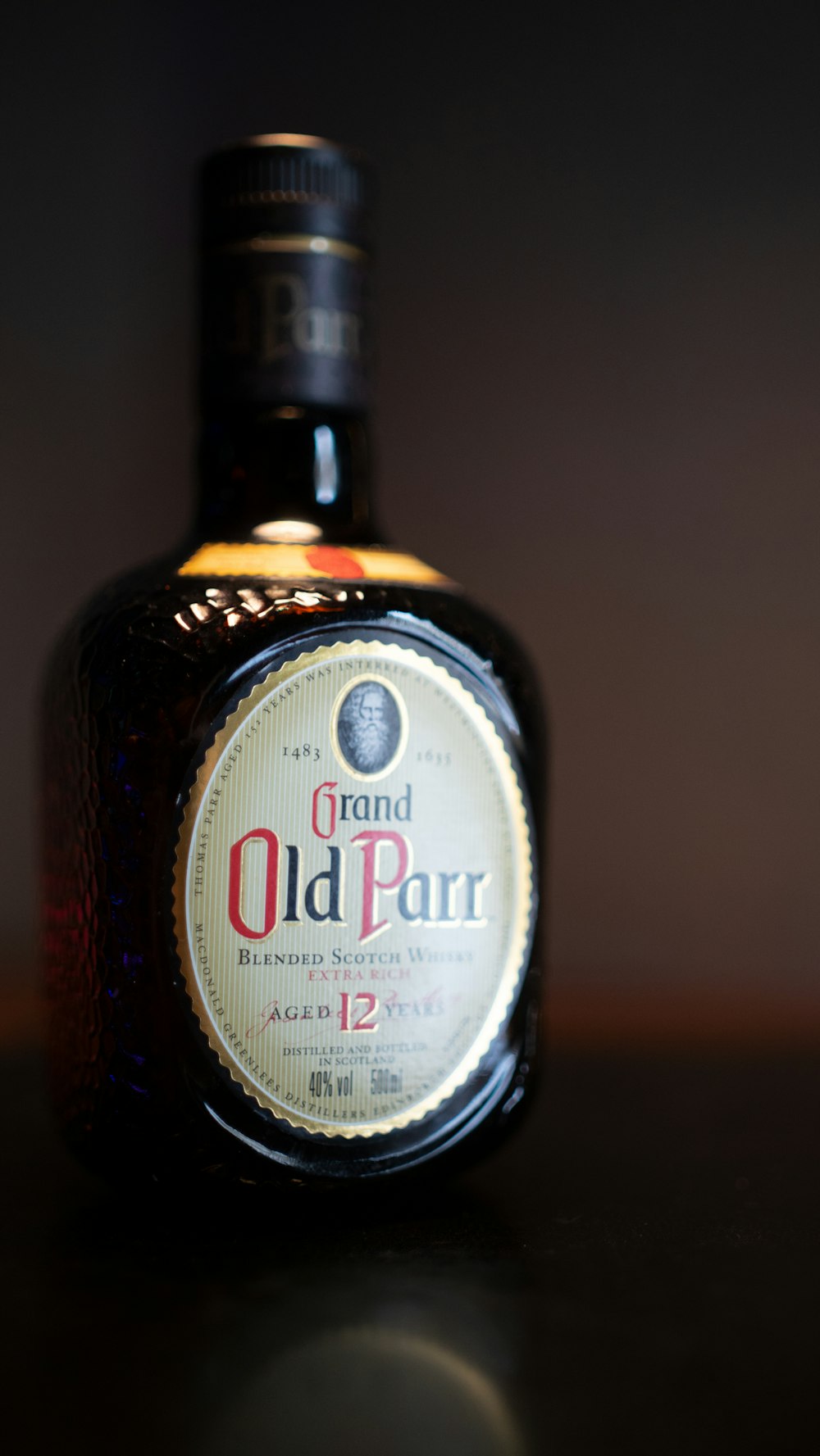 Une bouteille de vieux Parr posée sur une table