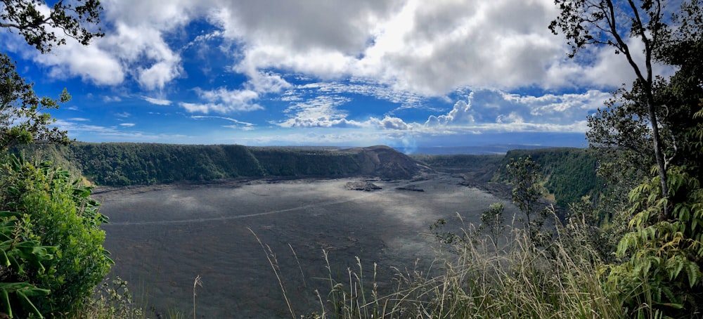 una vista panoramica di un lago circondato da alberi