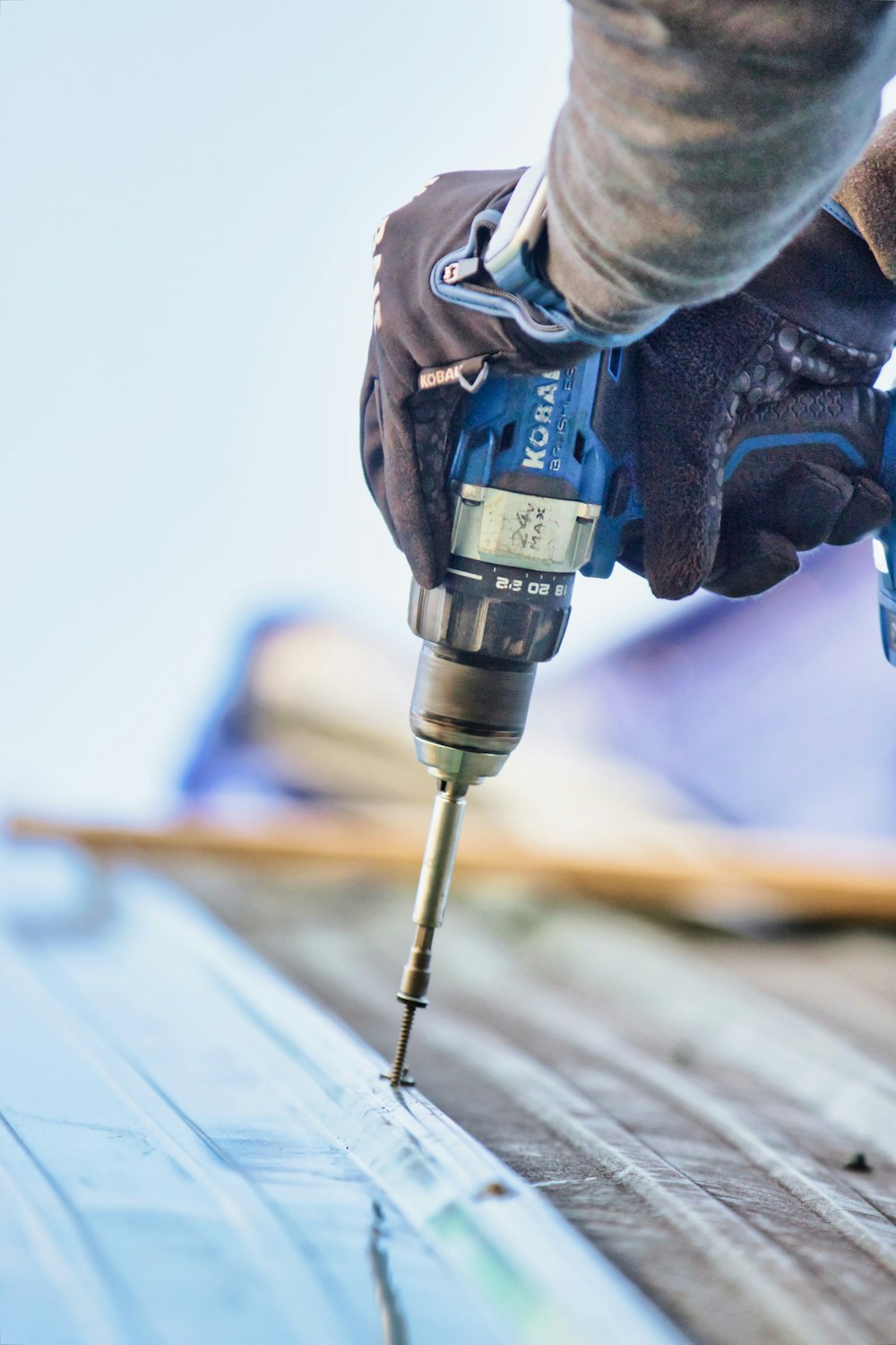 una persona que usa un taladro para perforar un pedazo de madera