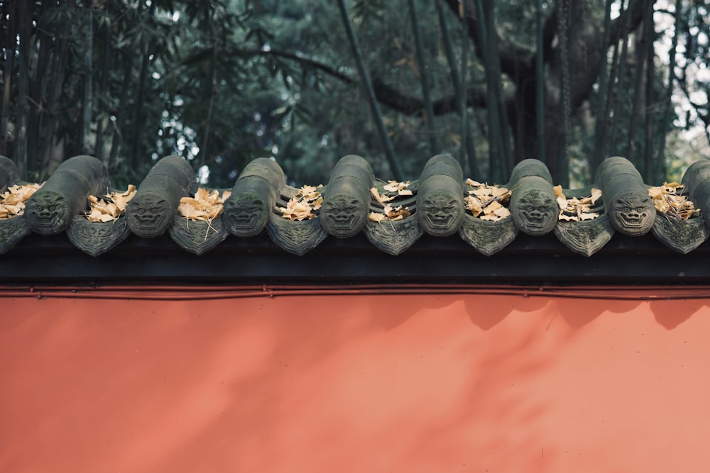 a close up of a roof with many heads on it