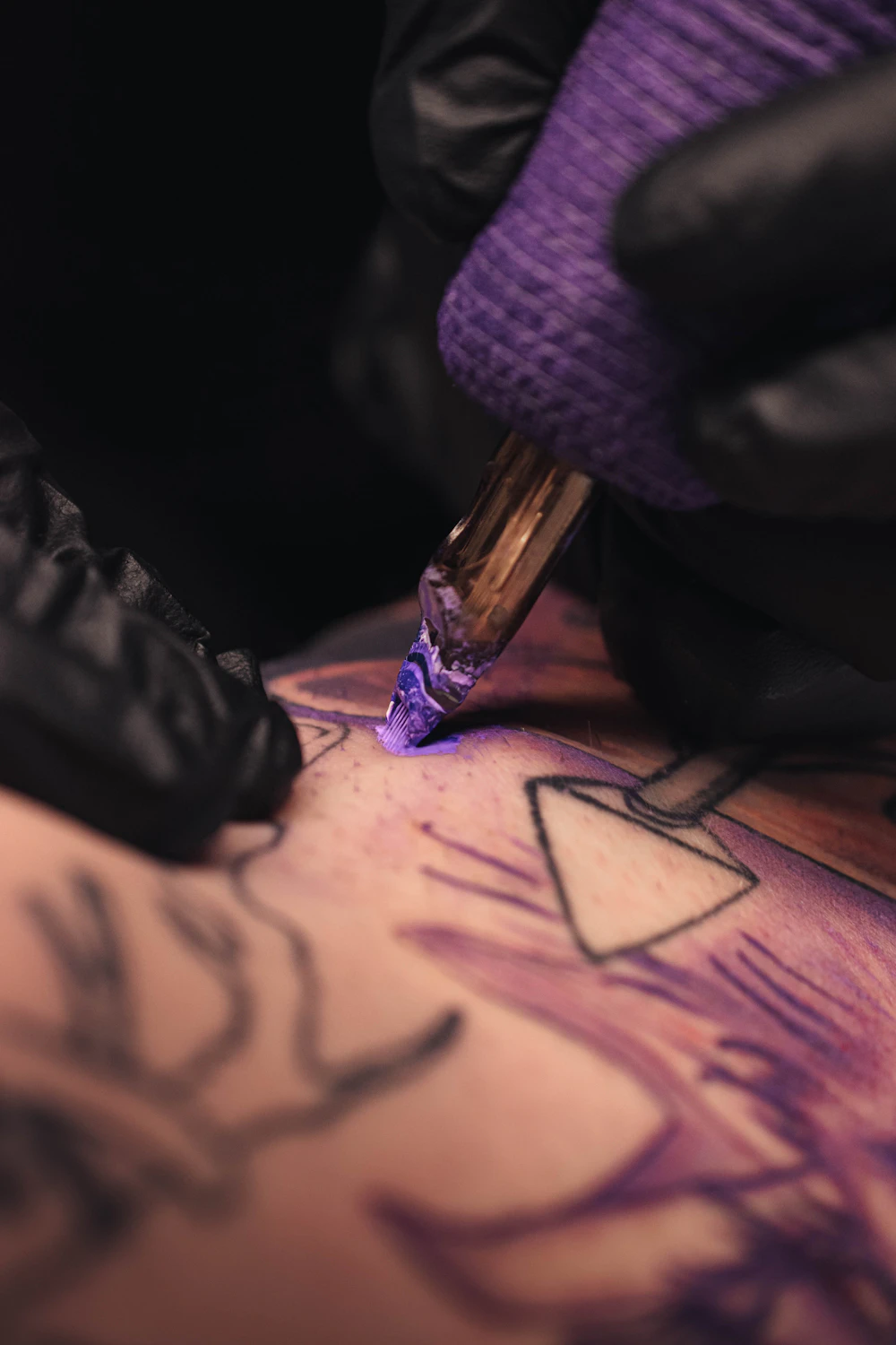 Séance de tatouage encadrée par un professionnel