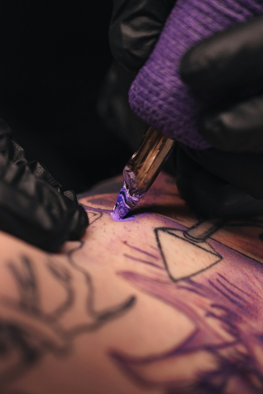Tatoueur en séance