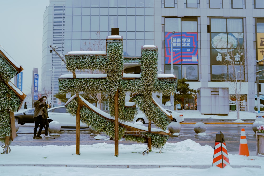 Ein mit Efeu bedecktes Kreuz vor einem Gebäude