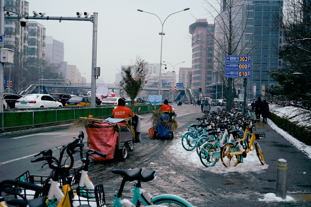 um grupo de bicicletas estacionadas ao lado de uma estrada