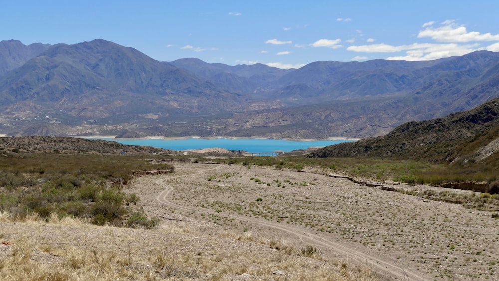 Un camino de tierra en medio de una cordillera