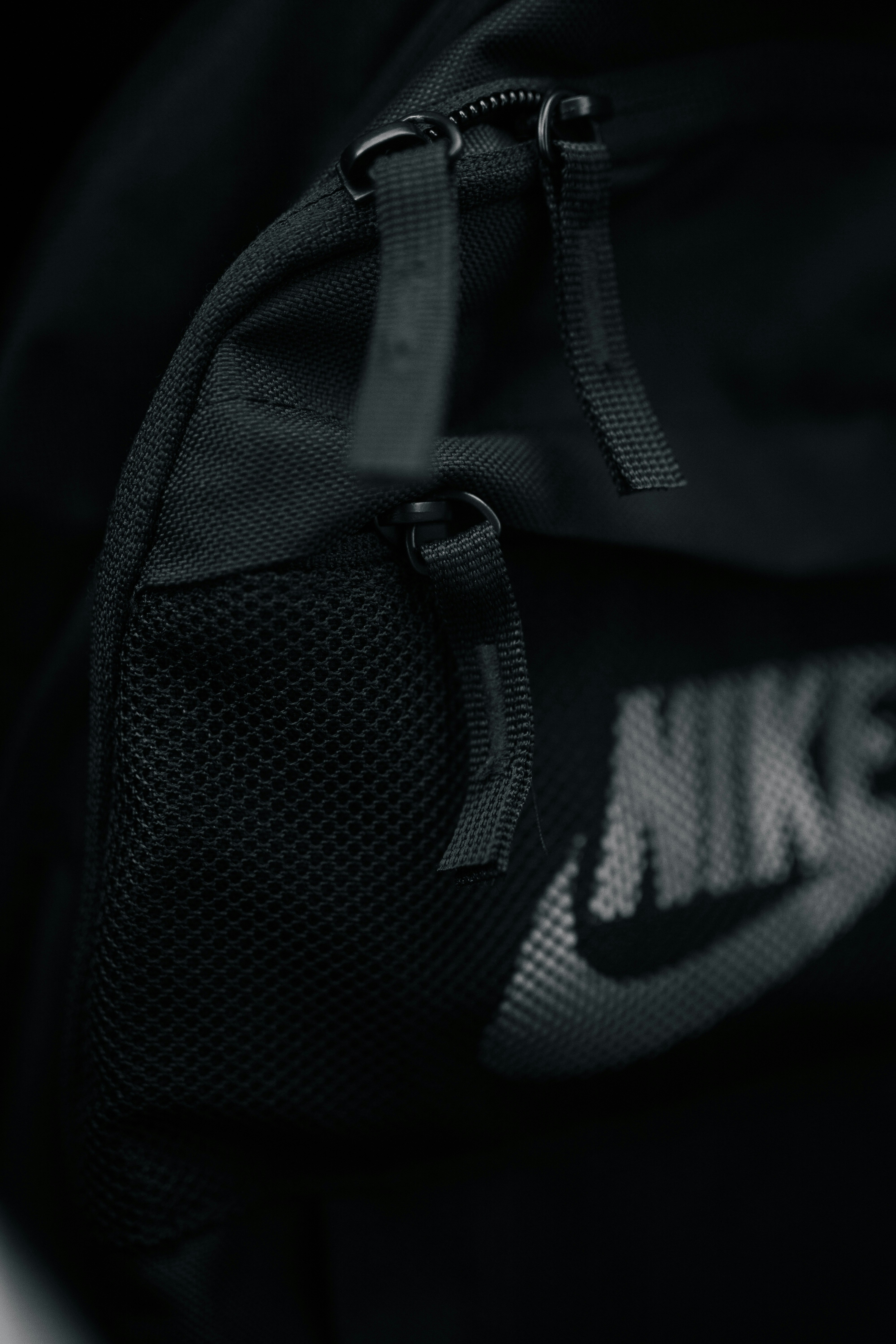 Ein schwarzer Nike-Rucksack mit weißem Nike-Logo darauf