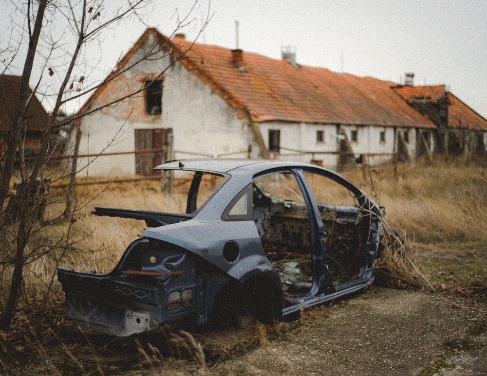 Un coche que está sentado en la hierba