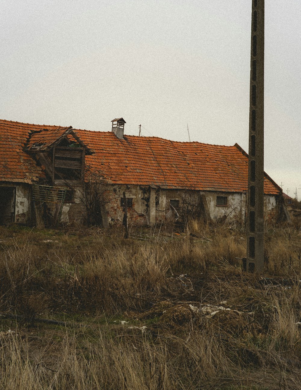 Un viejo edificio abandonado con un techo oxidado