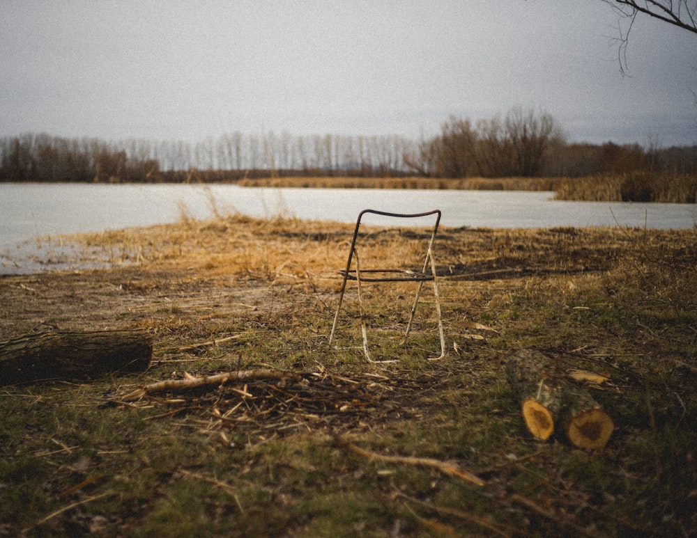 Una silla sentada encima de un campo cubierto de hierba