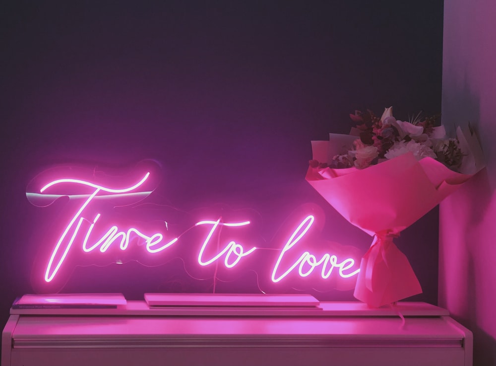 Eine rosafarbene Leuchtreklame mit der Aufschrift Time to Love