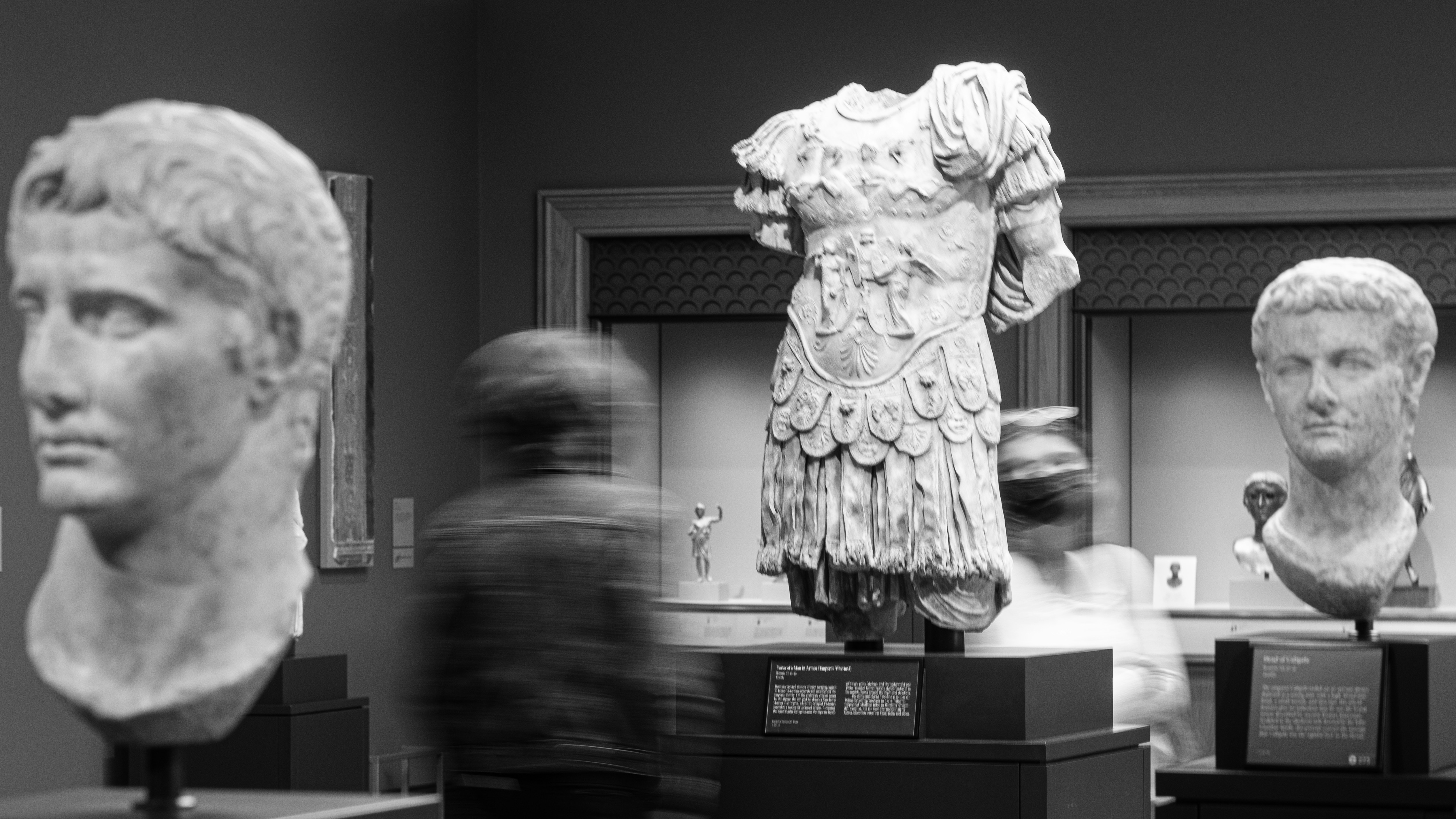 Ein Schwarz-Weiß-Foto einer Gruppe von Statuen