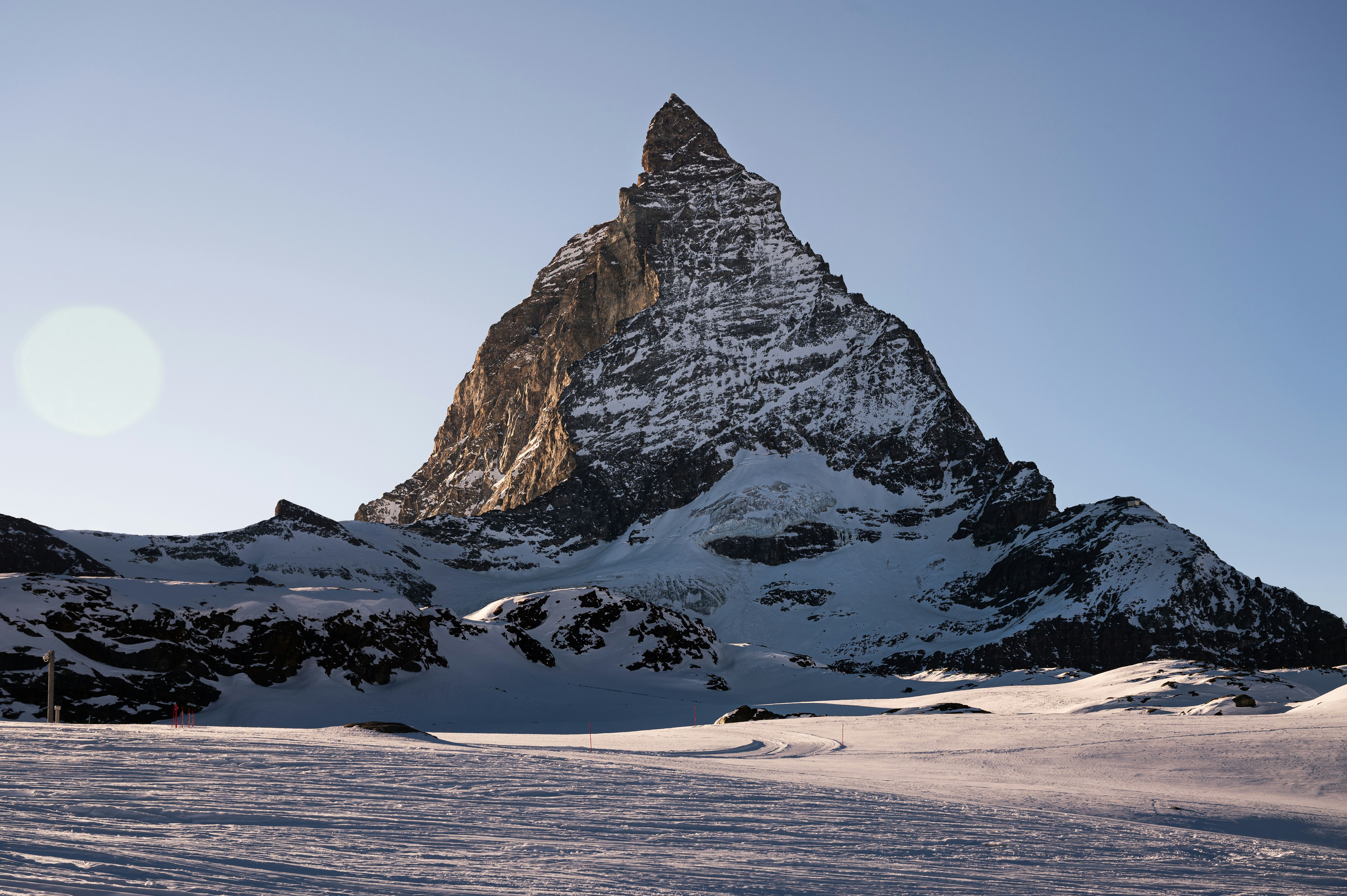 ein schneebedeckter Berg mit Himmelshintergrund