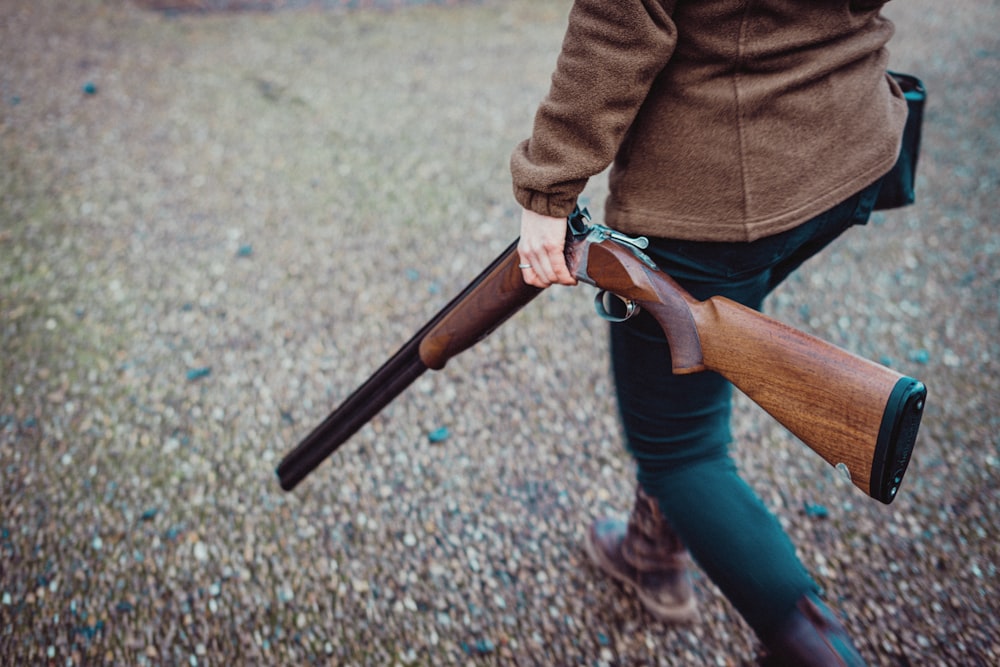 une personne tenant un fusil à la main