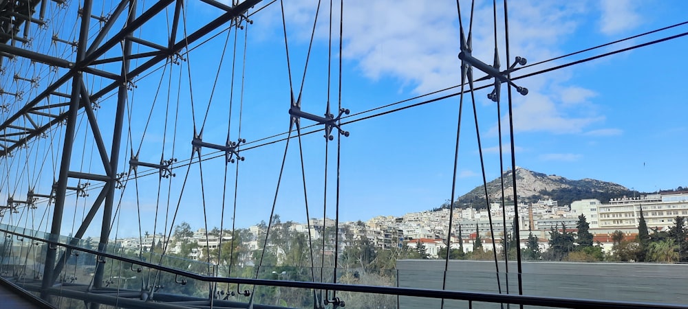 Una vista de una ciudad desde el interior de un vehículo