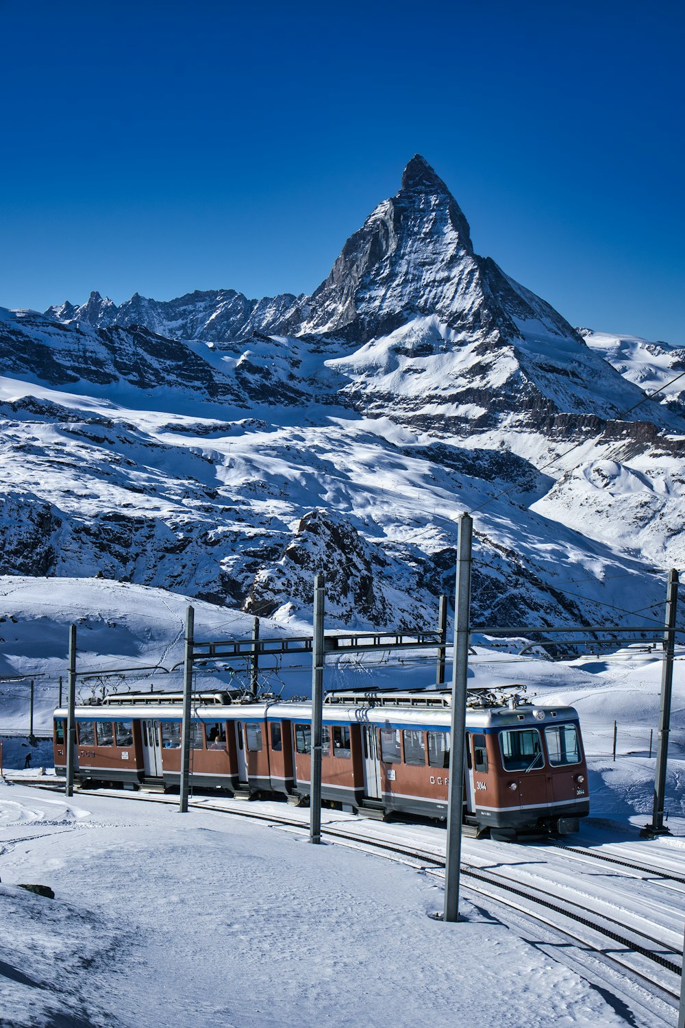 um trem viajando através de uma montanha coberta de neve
