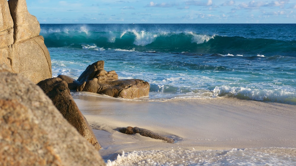 uma praia com ondas vindas do oceano