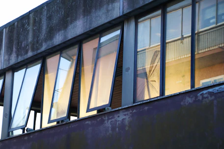 a building that has a bunch of windows in it