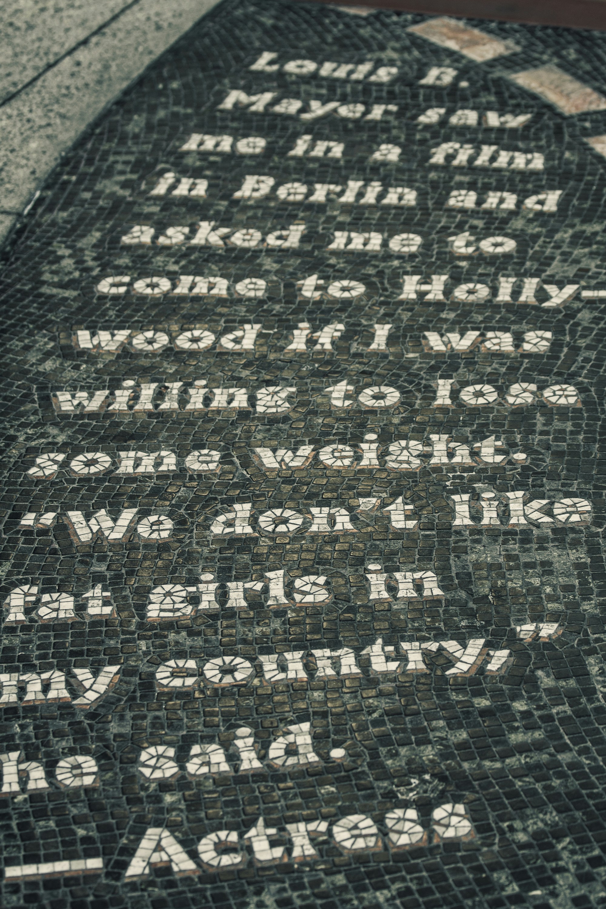ein Denkmal mit einem Gedicht darauf