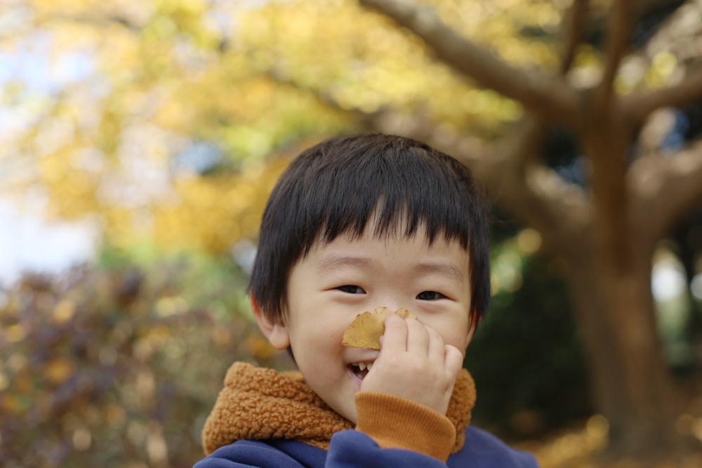 Un jeune garçon avec un morceau de nourriture dans la bouche