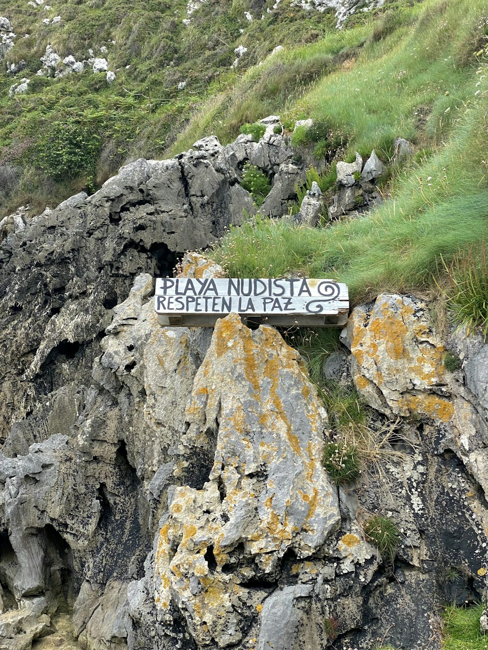 Ein Schild, das sich an der Seite eines Berges befindet