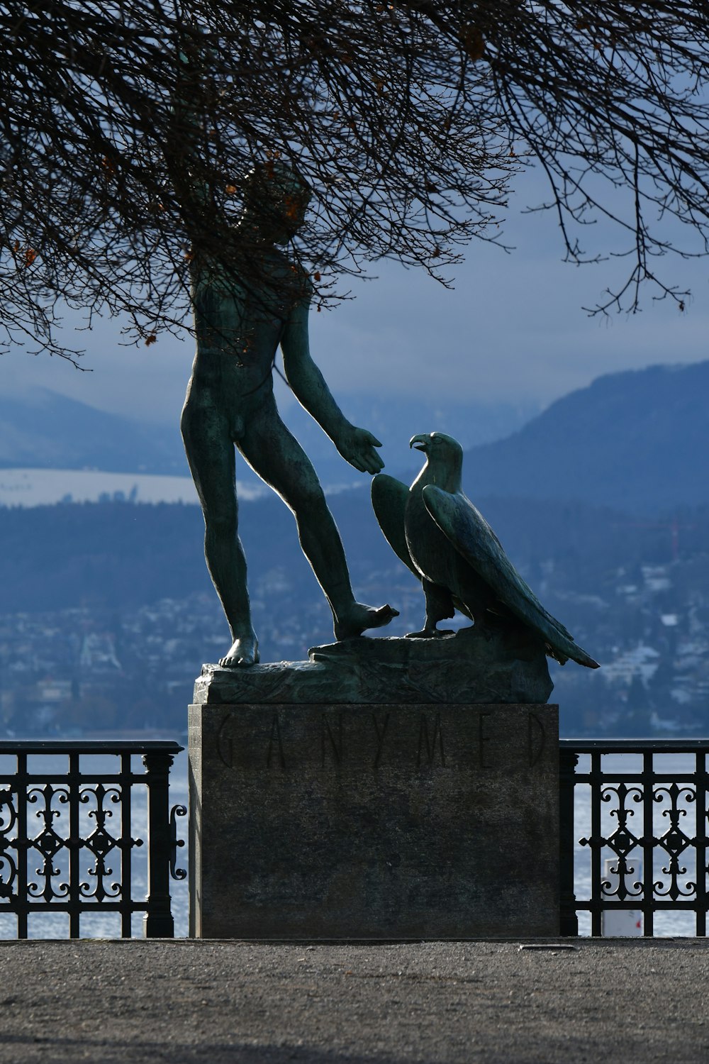 Eine Statue eines Mannes mit einem Vogel an der Hand