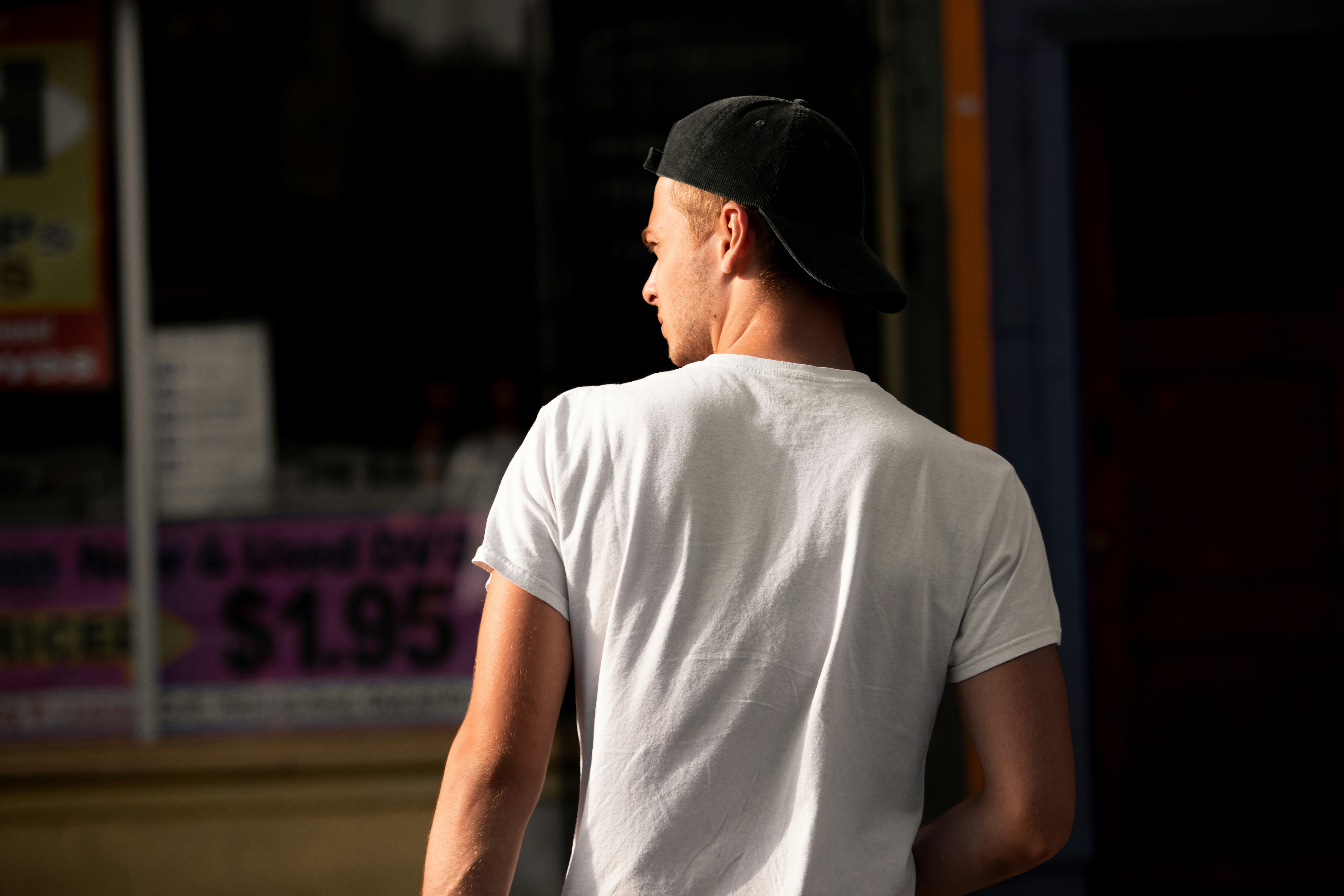Un uomo con una camicia bianca e un cappello nero