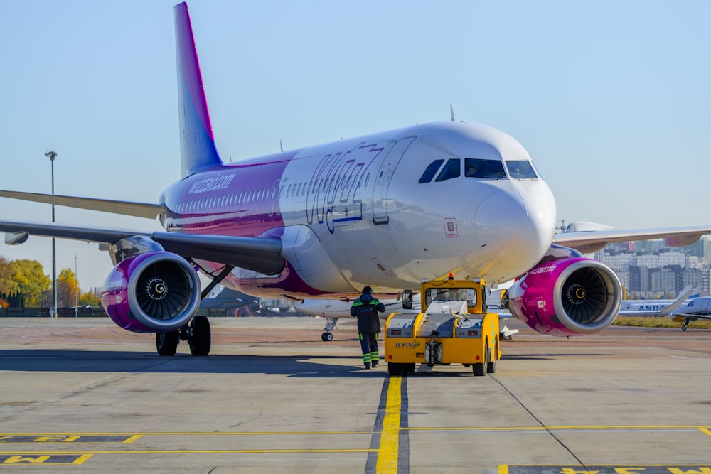 공항 활주로 위에 앉아 있는 대형 제트 여객기