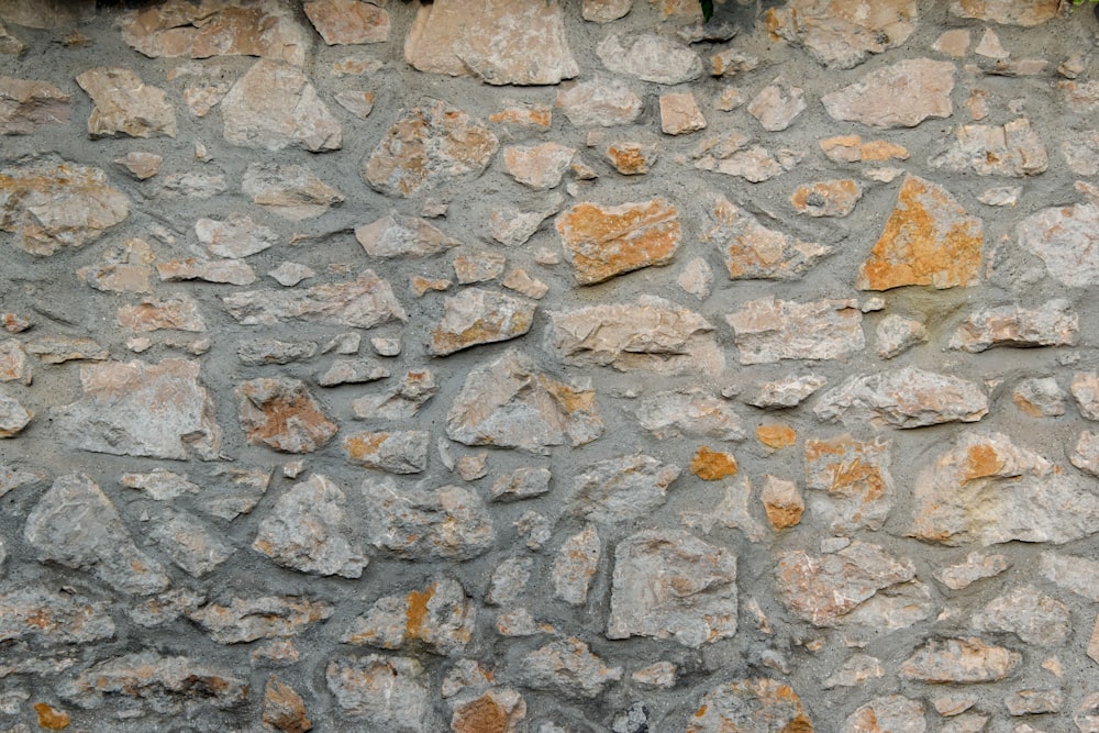 un mur de pierre avec une horloge sur le côté