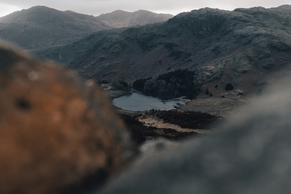 une vue d’une chaîne de montagnes avec un lac au premier plan