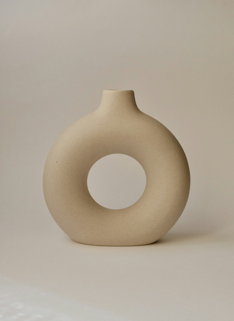 Vase blanc sur table